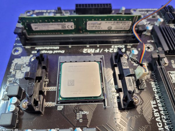 GIGABYTE GA-F2A88XM-D3H – FM2+ Mainboard mit Kühler – Bild 2