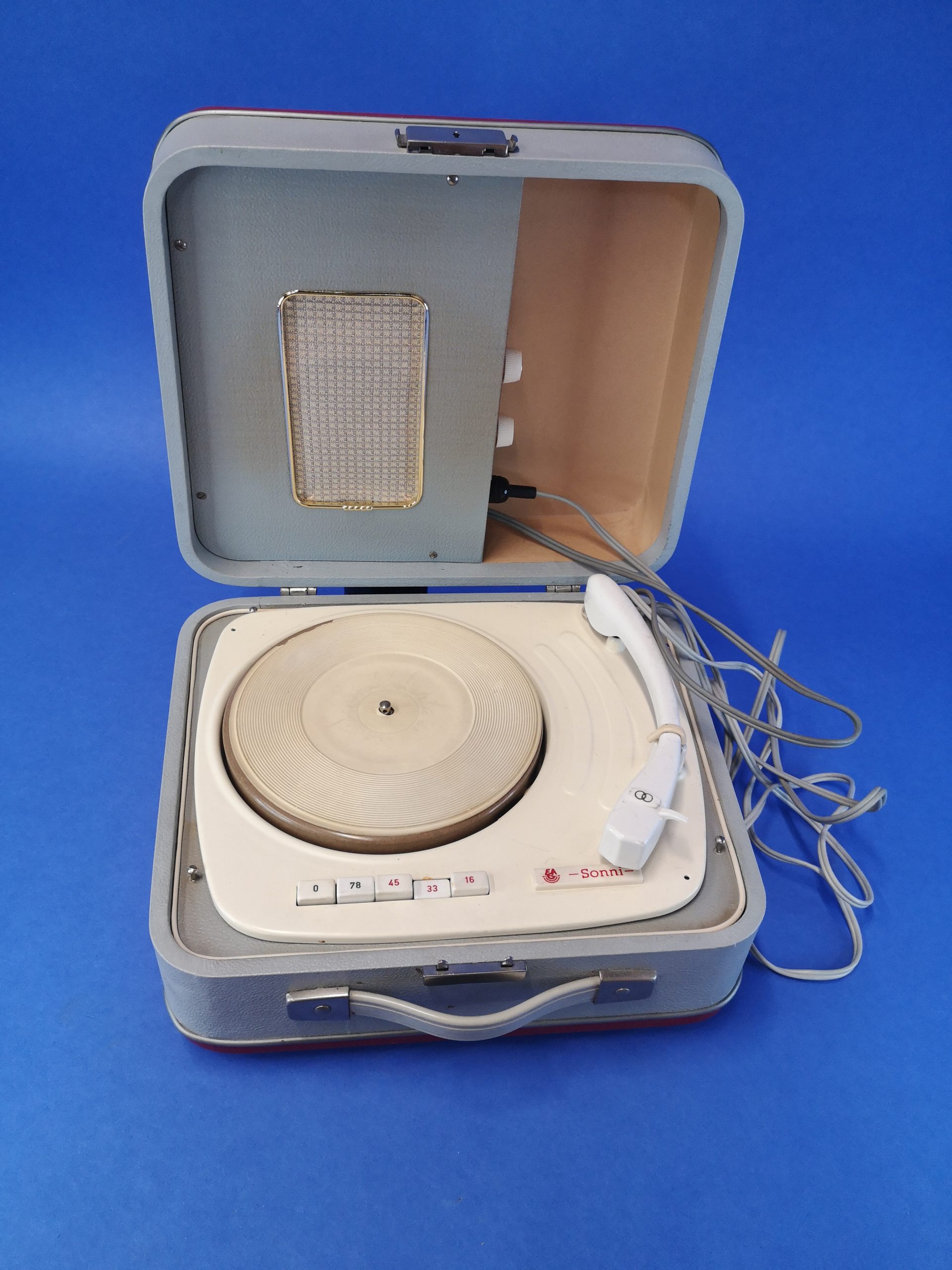 EA Sonni – tragbarer DDR-Kofferplattenspieler aus den 1960er Jahren