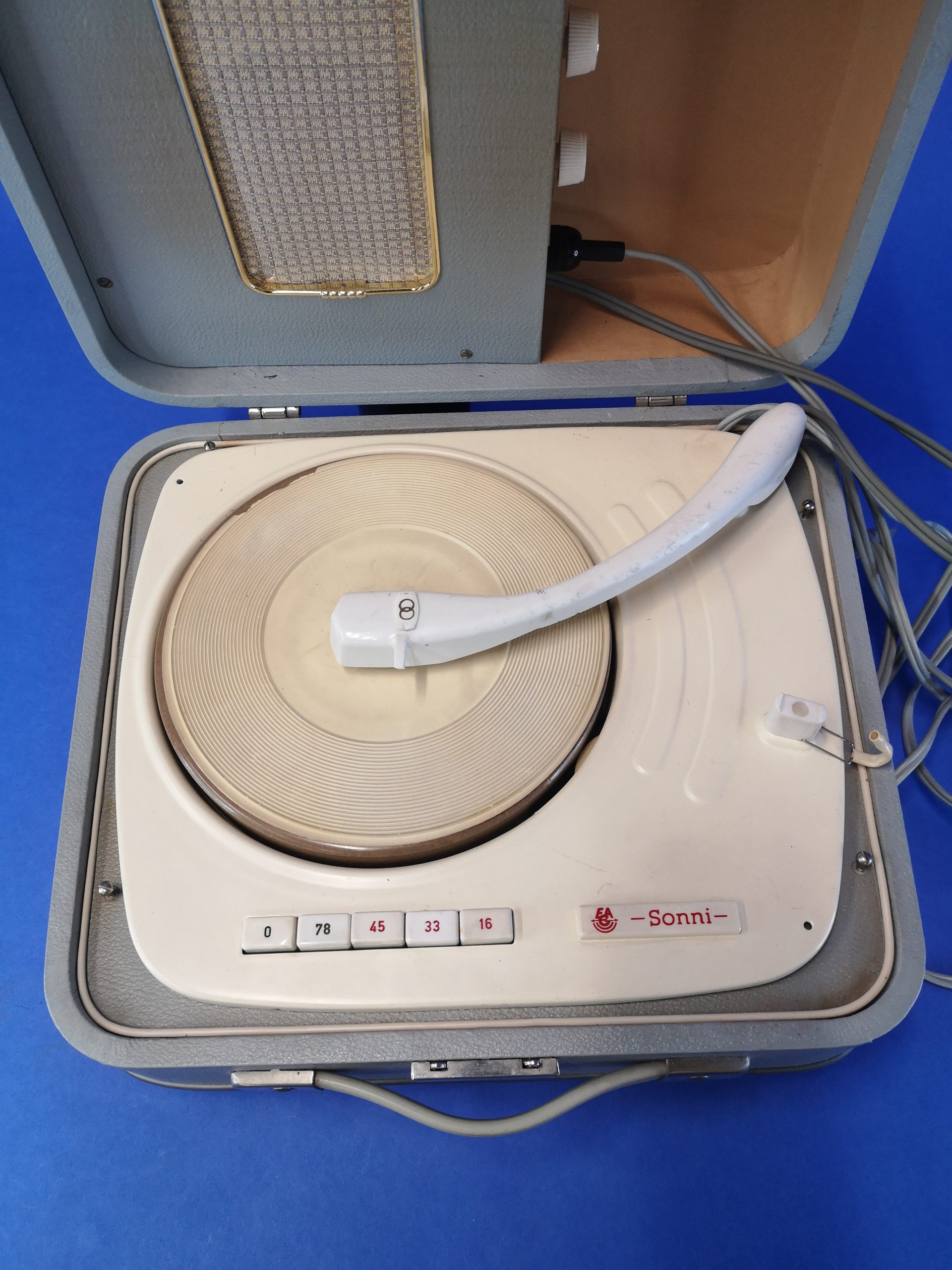 EA Sonni – tragbarer DDR-Kofferplattenspieler aus den 1960er Jahren – Bild 4