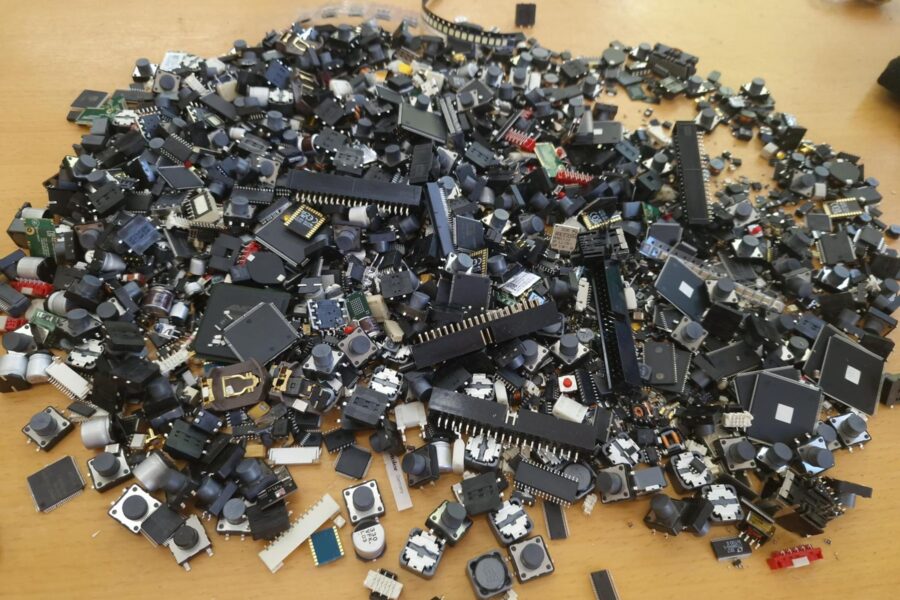 Zurückgewonnene elektronische Bauteile auf einem Tisch